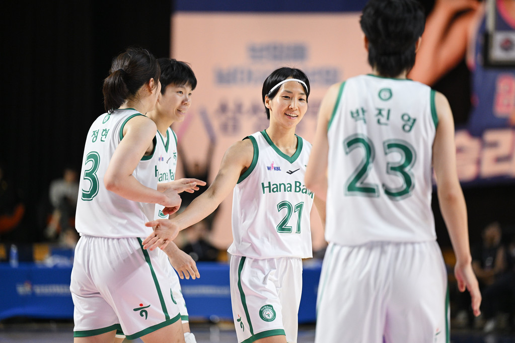 [WKBL] '<b>사키 34</b>점 폭발' 하나은행, 삼성생명 대파…시즌 2승째